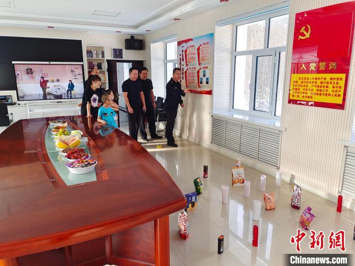 圖為恩和哈達(dá)邊境派出所民警和家屬玩套圈?！《骱凸_(dá)邊境派出所供圖