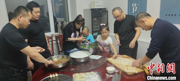 圖為恩和哈達(dá)邊境派出所民警和家屬一起包餃子。　恩和哈達(dá)邊境派出所供圖