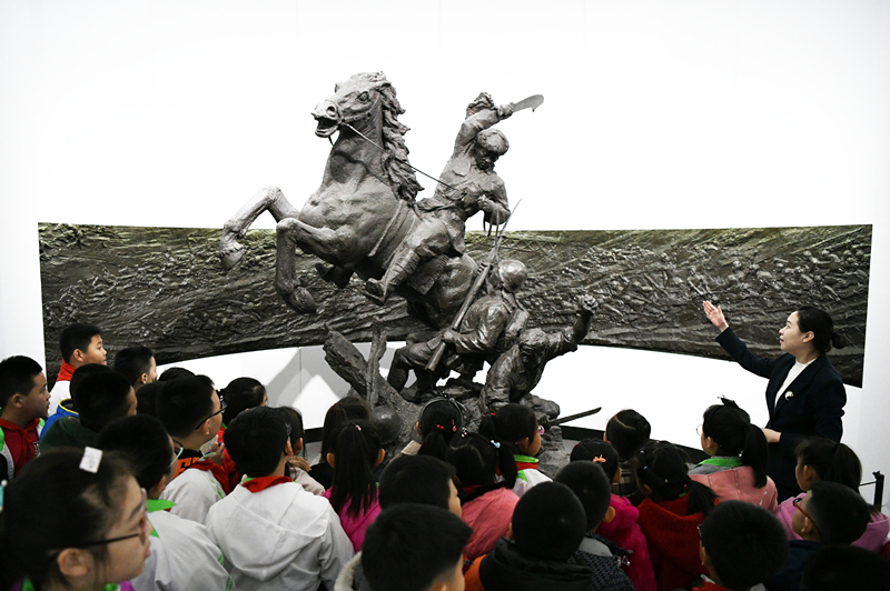 2019年4月4日，在東北烈士紀念館，學生們在聽講解員講解。